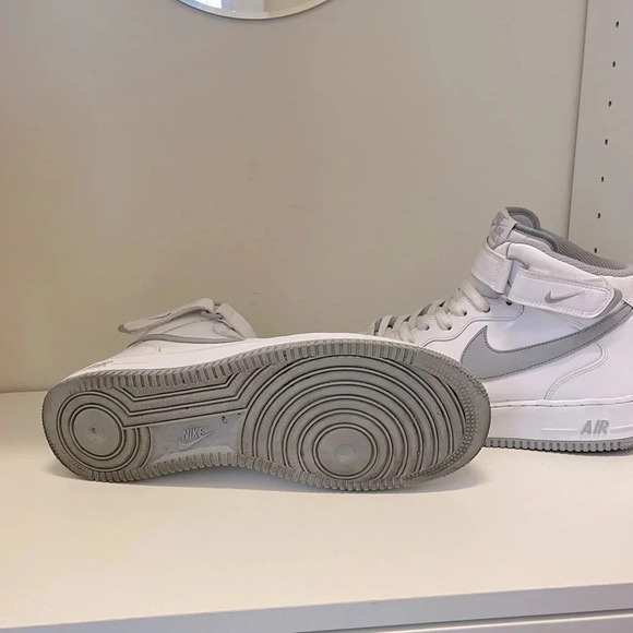 Nike Air Force 1 Mid '07 'White Wolf
Grey' Men’s Basketball Sneakers Size 12 - Picture 4 of 8